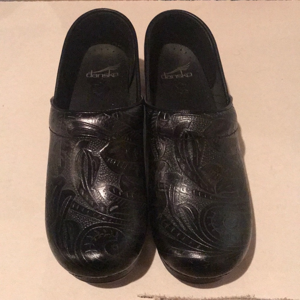 Size 39 black tooled danskos